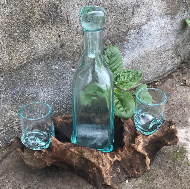 GLASS BOTTLE + GLASS SET ON GAMAL WOOD