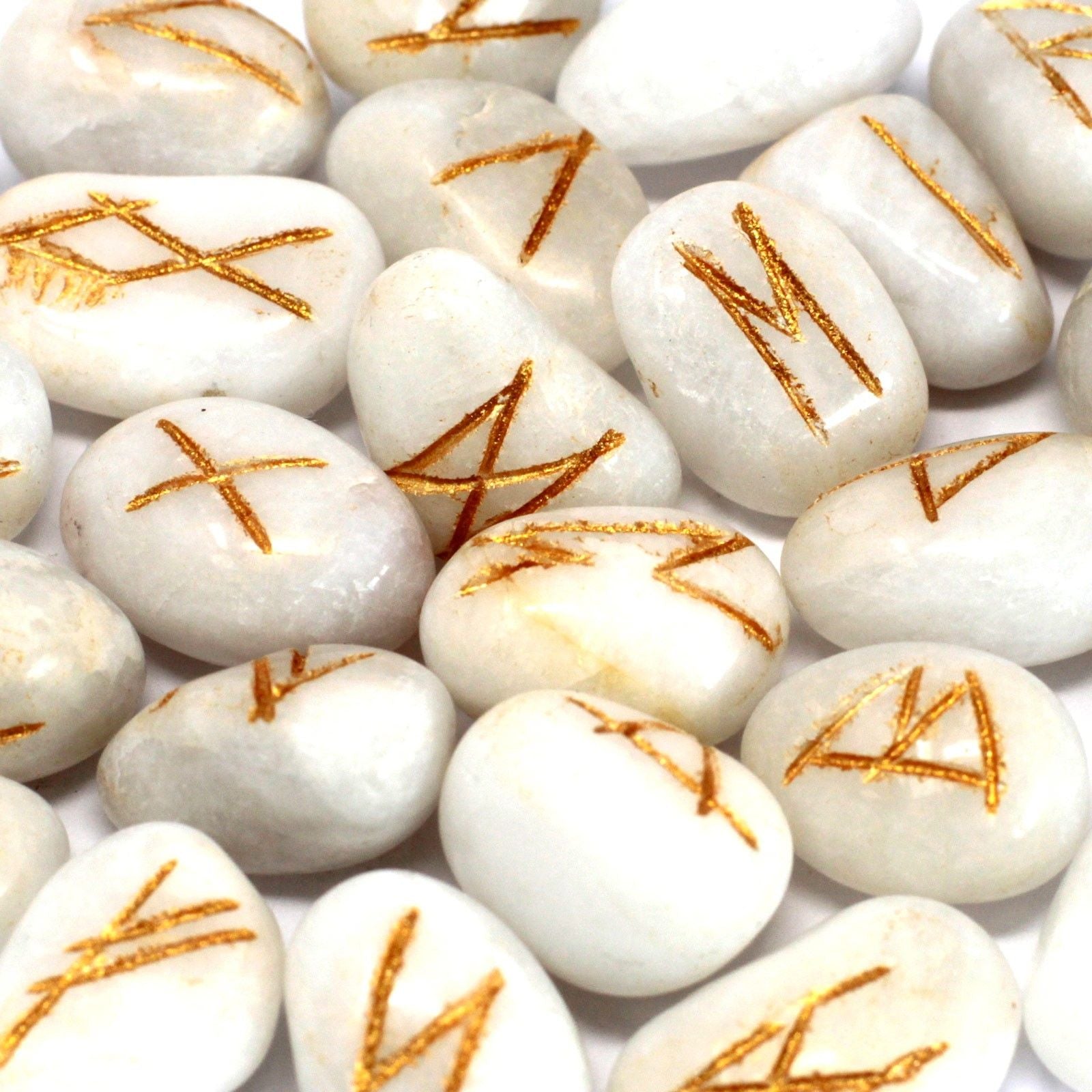 WHITE AGATE RUNE STONE SET IN POUCH